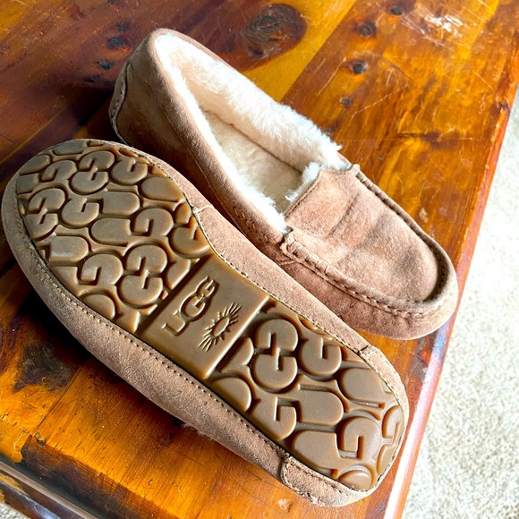 UGG women’s moccasins - Picture 2 of 2